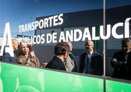 La consejera de Fomento, Rocío Díaz, en la visita de uno de los nuevos autobuses híbridos metropolitanos.