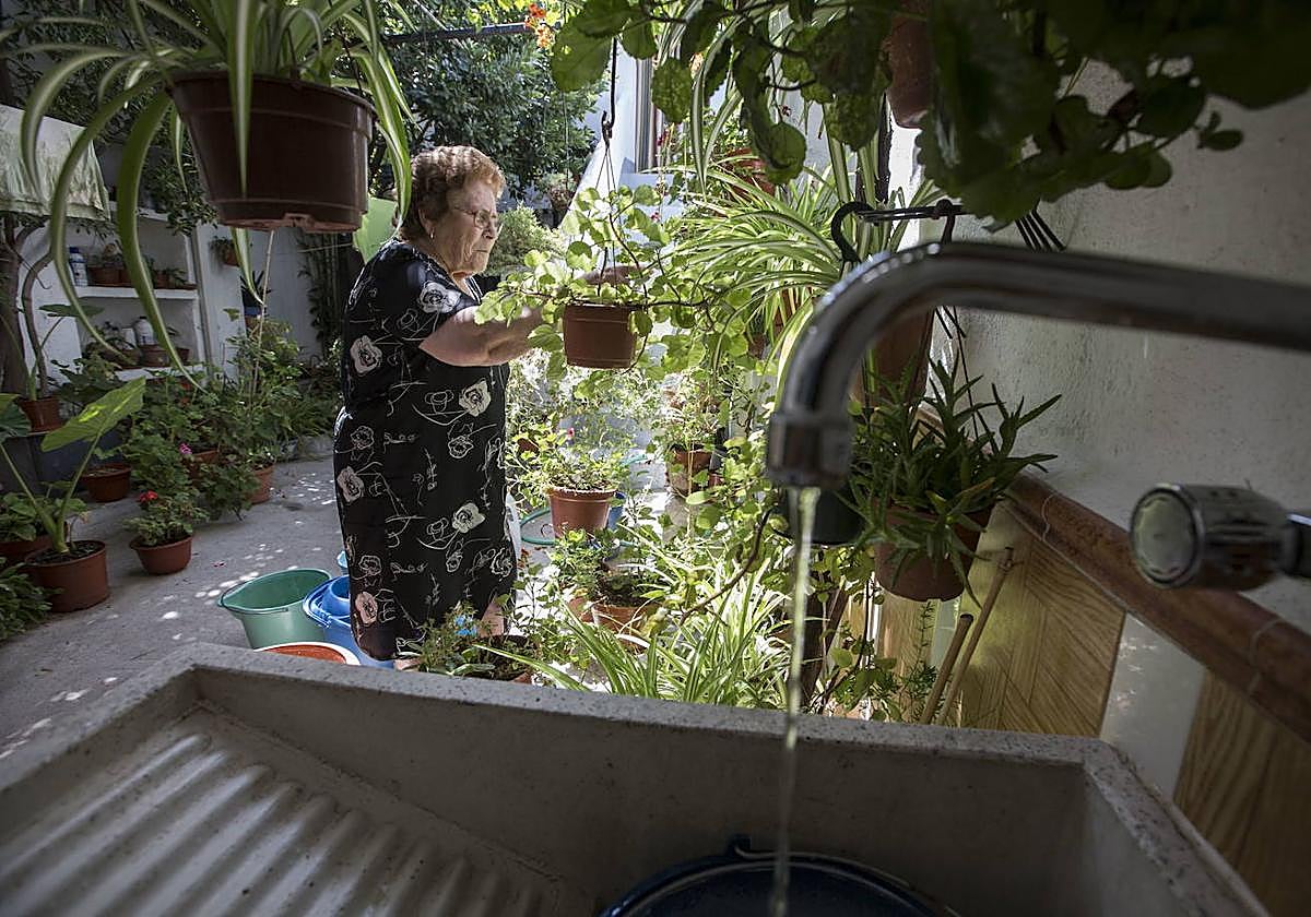Cada granadino consume 9 litros menos de agua al día que el año pasado
