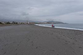 La playa de Motril, vacía por el mal tiempo.