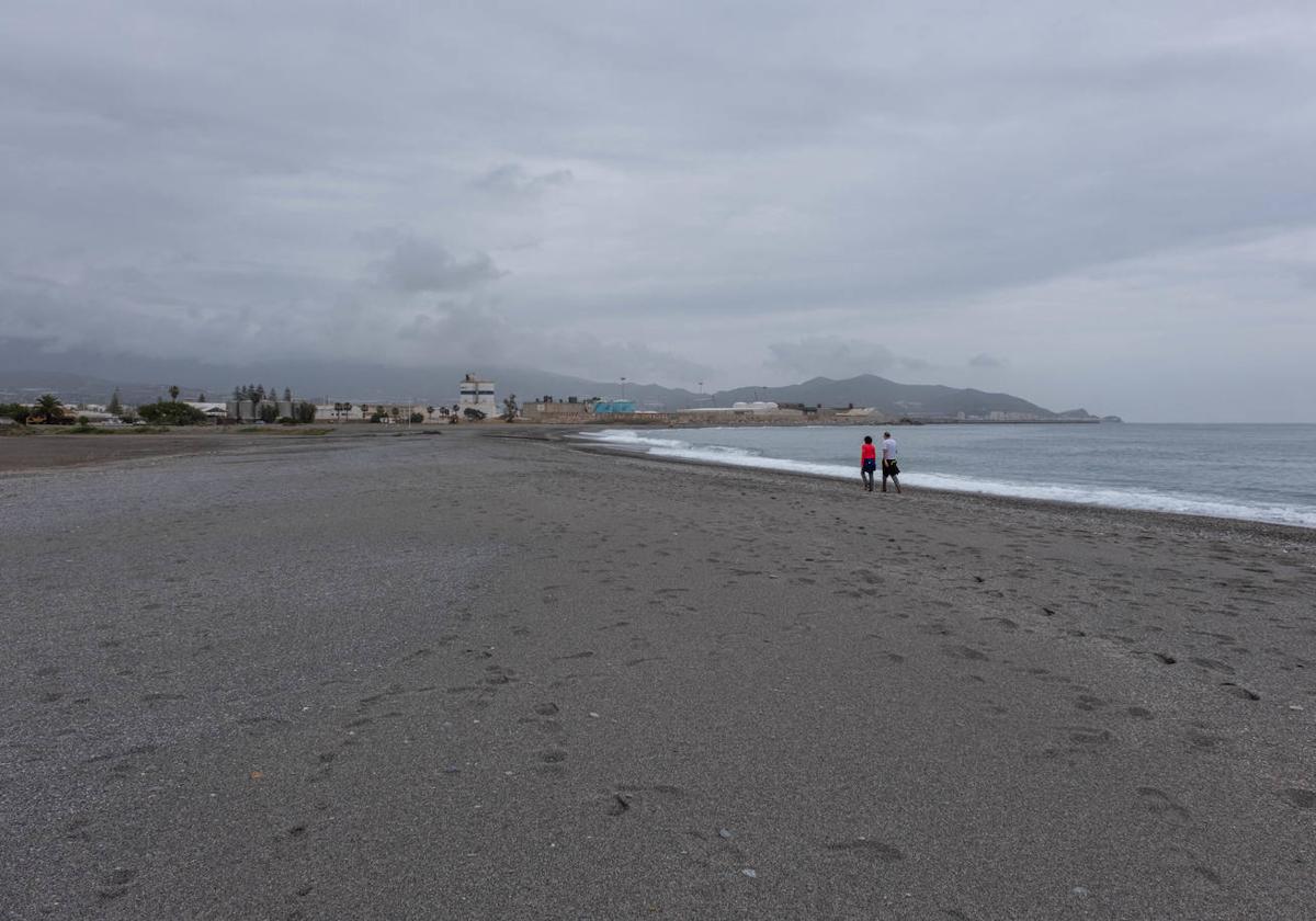 La playa de Motril, vacía por el mal tiempo.