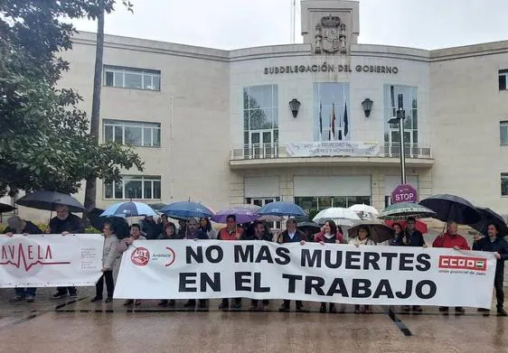 Concentración sindical en Jaén en protesta por el accidente laboral en Iznatoraf.