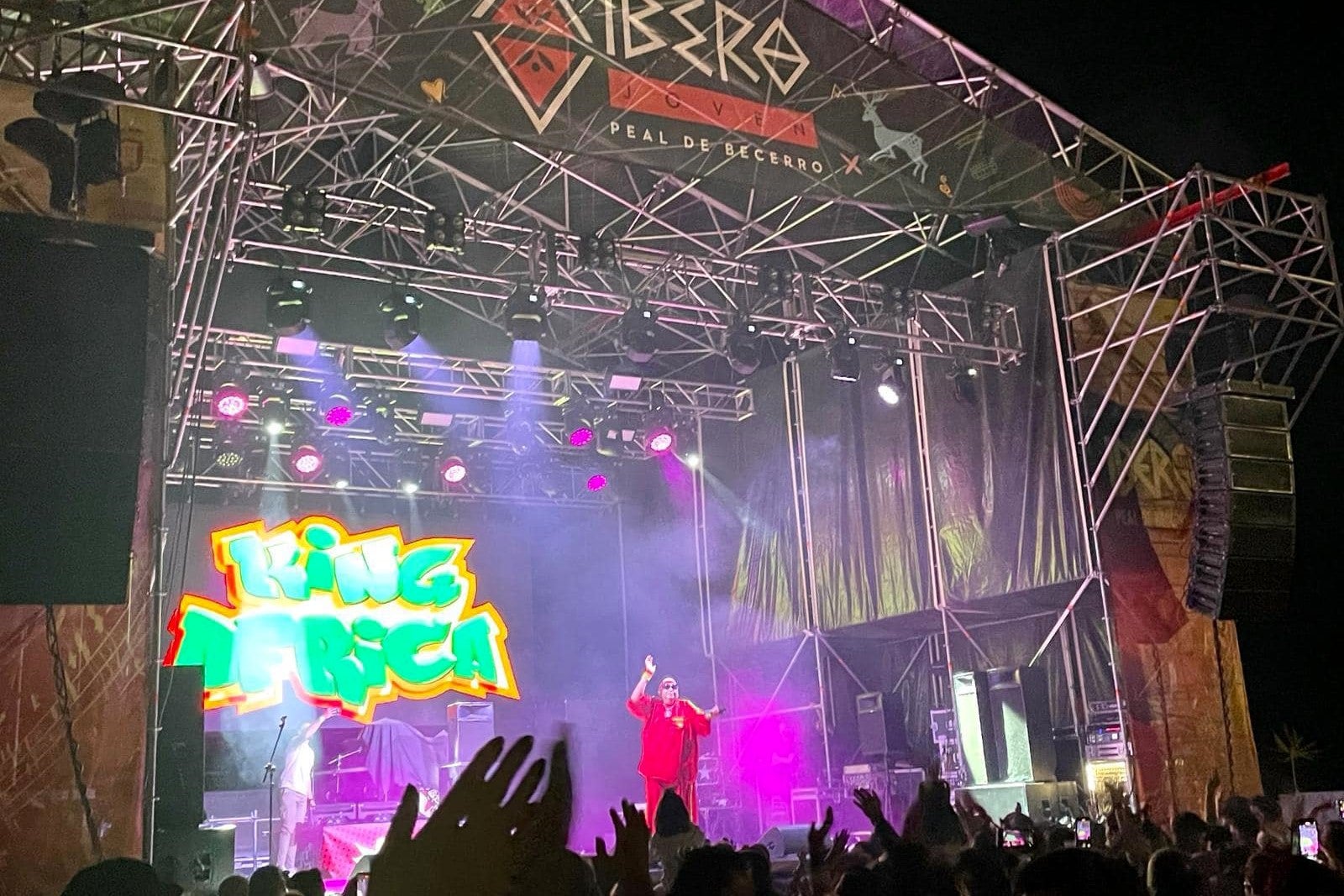 King África durante el festival pealeño.
