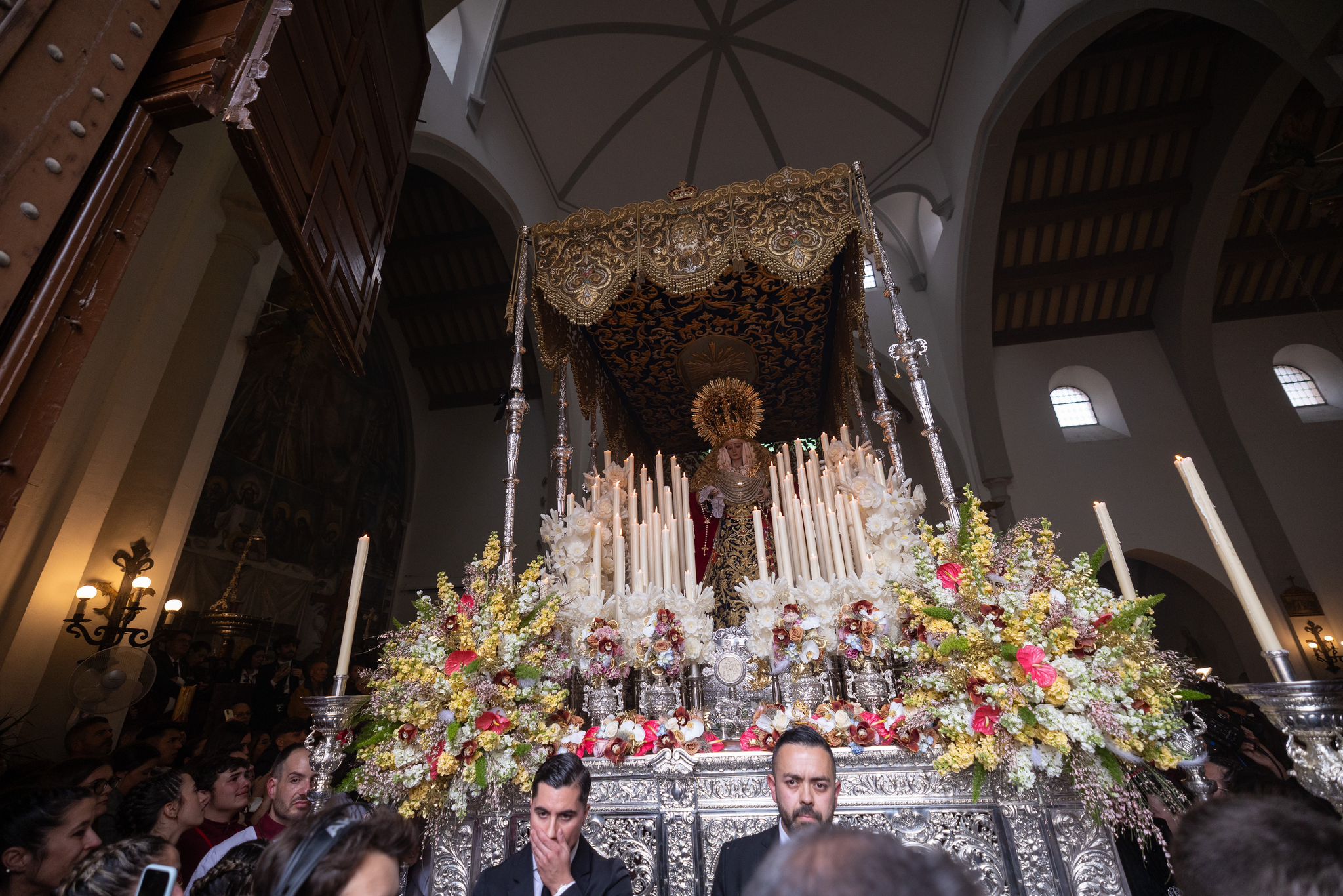 Las fotos de los momentos más íntimos y emotivos del Lunes Santo en Granada