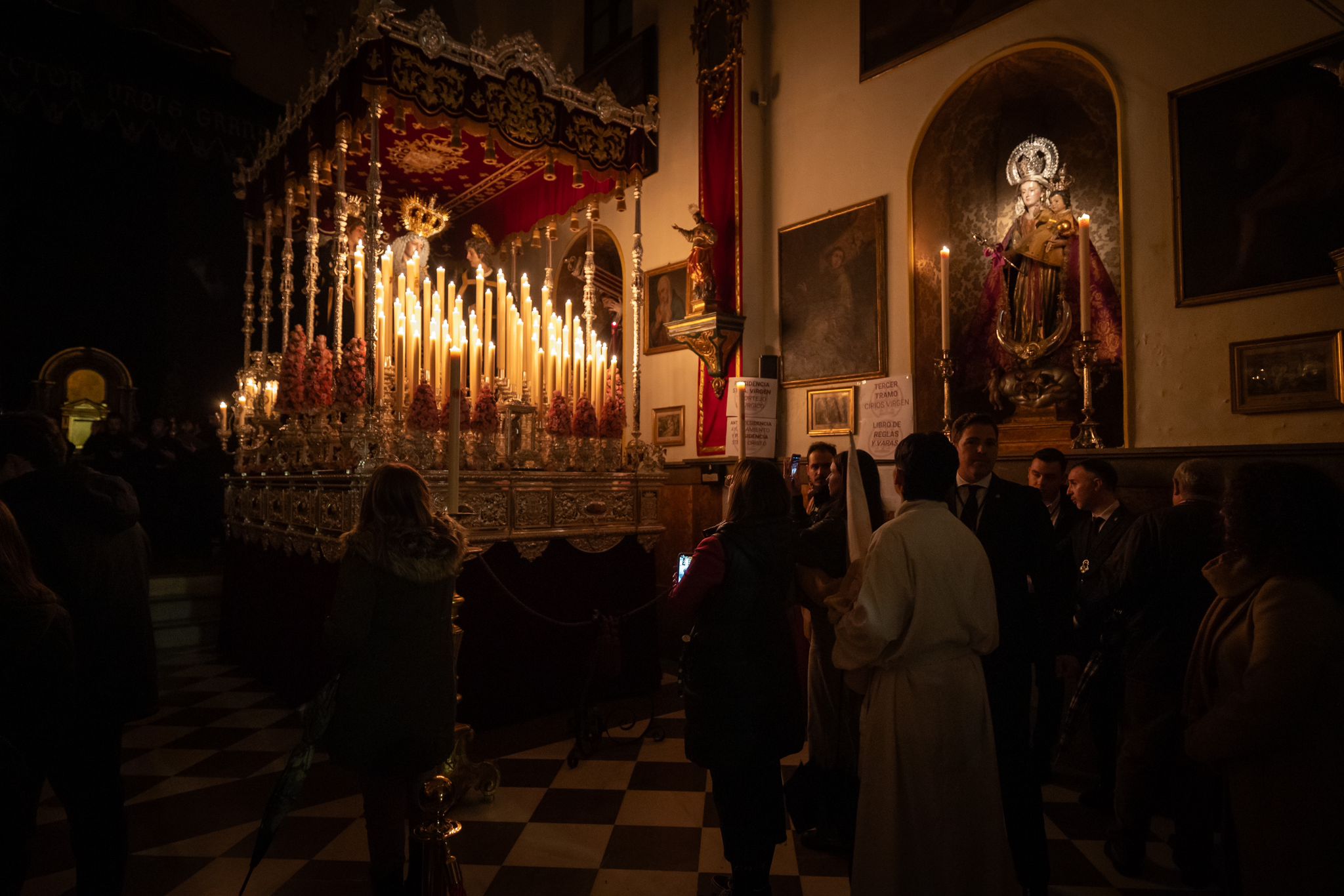 Las fotos de los momentos más íntimos y emotivos del Lunes Santo en Granada