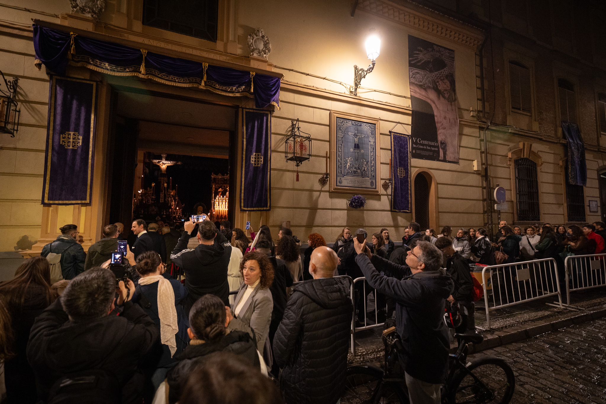 Las fotos de los momentos más íntimos y emotivos del Lunes Santo en Granada