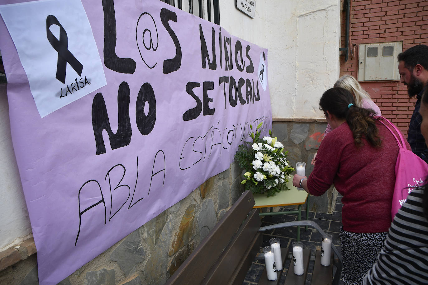 Mural colocado junto al colegio de Abla tras el asesinato de las dos niñas del pueblo, Elisa y Larisa, a manos de su padre, que luego se suicidó.