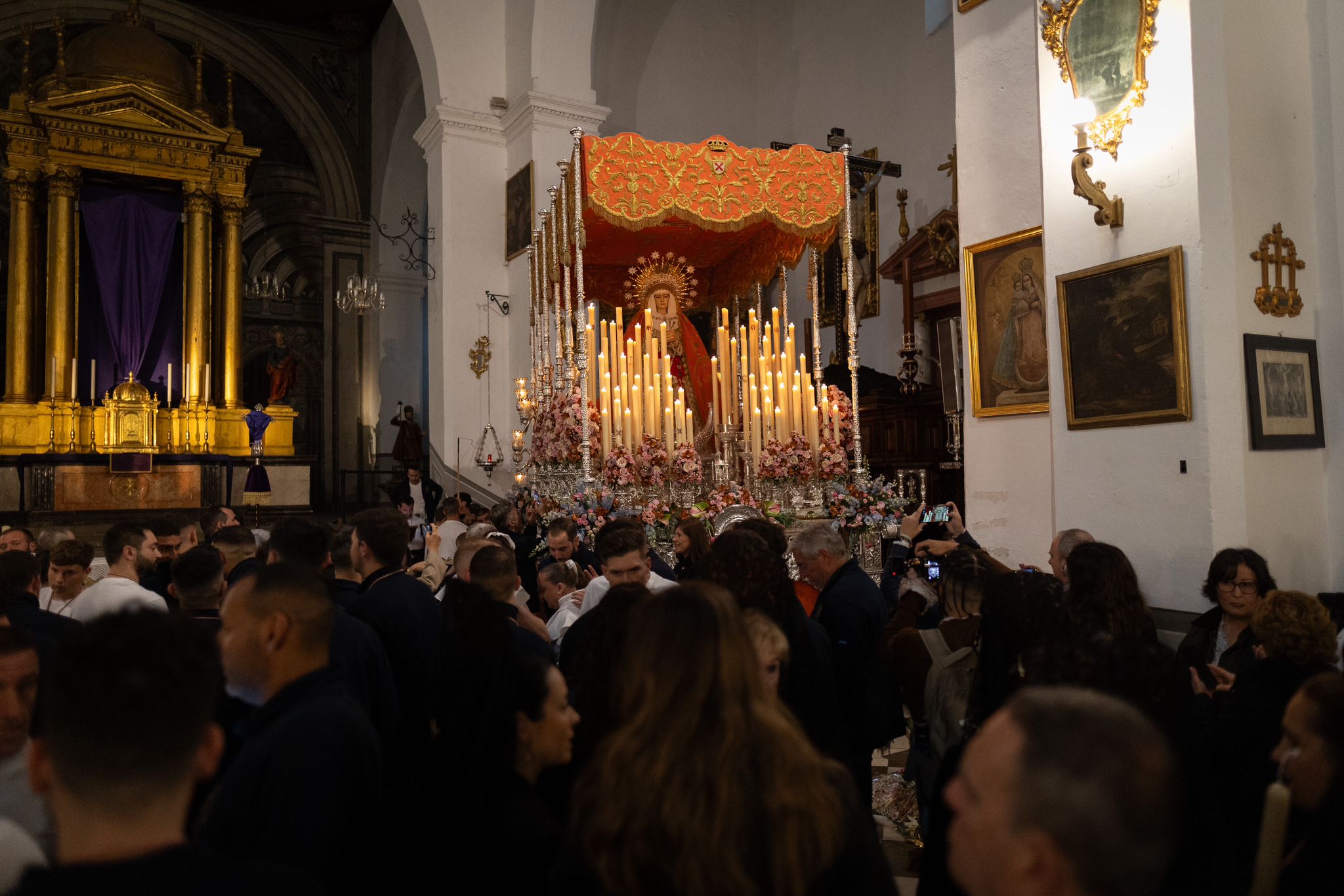 Las fotos de los momentos más íntimos y emotivos del Lunes Santo en Granada