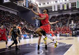 Canasta de Cristiano Felicio ante el Surne Bilbao.