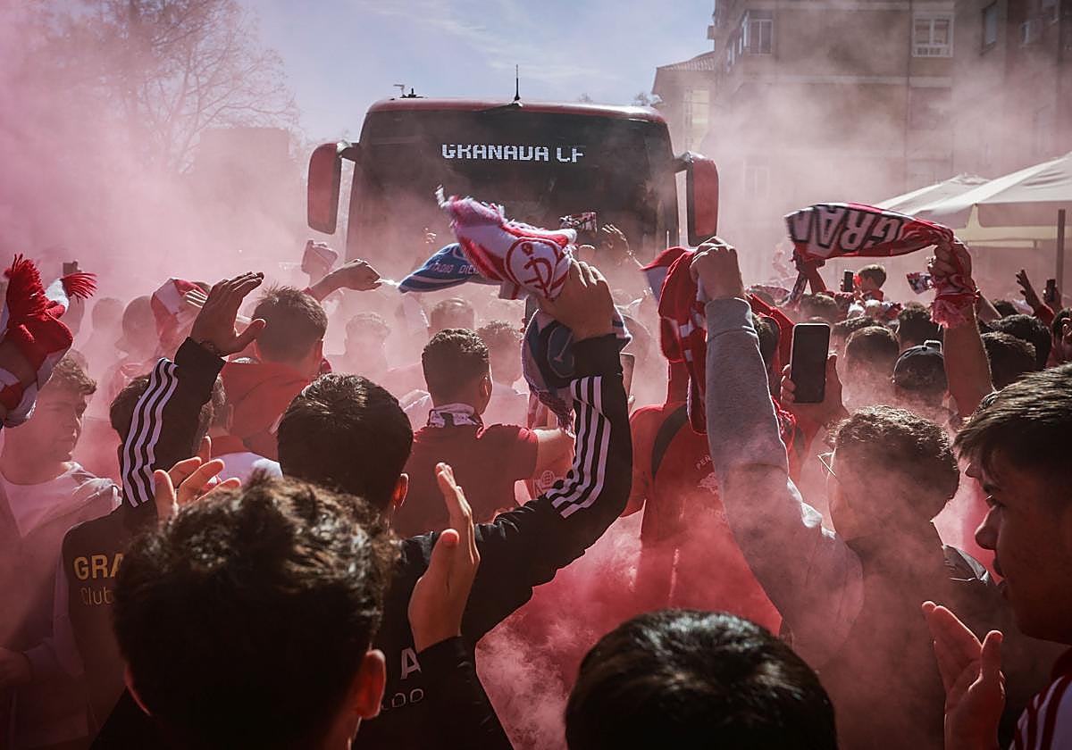 Recibimiento anterior al Granada en Los Cármenes.