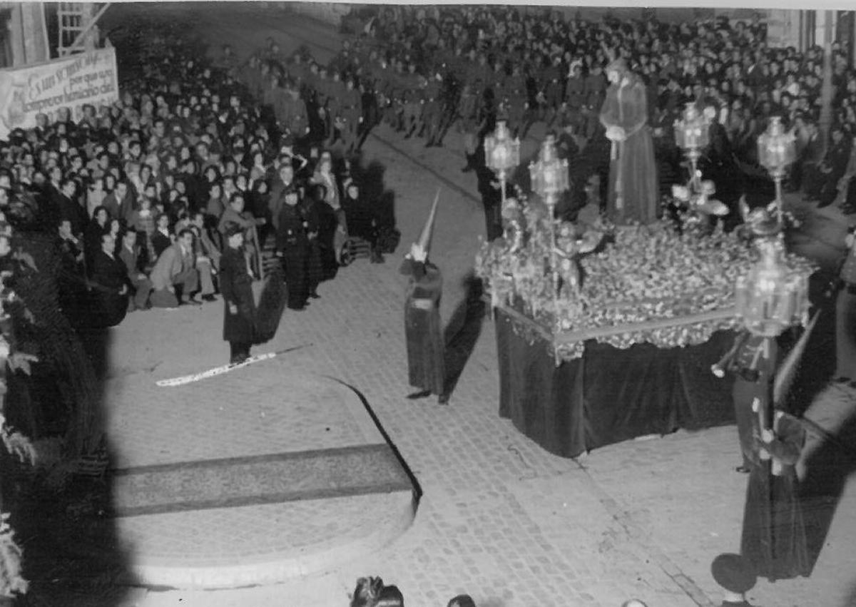 Imagen secundaria 1 - Las imágenes de un Lunes Santo histórico en Granada en la Semana Santa de 1935