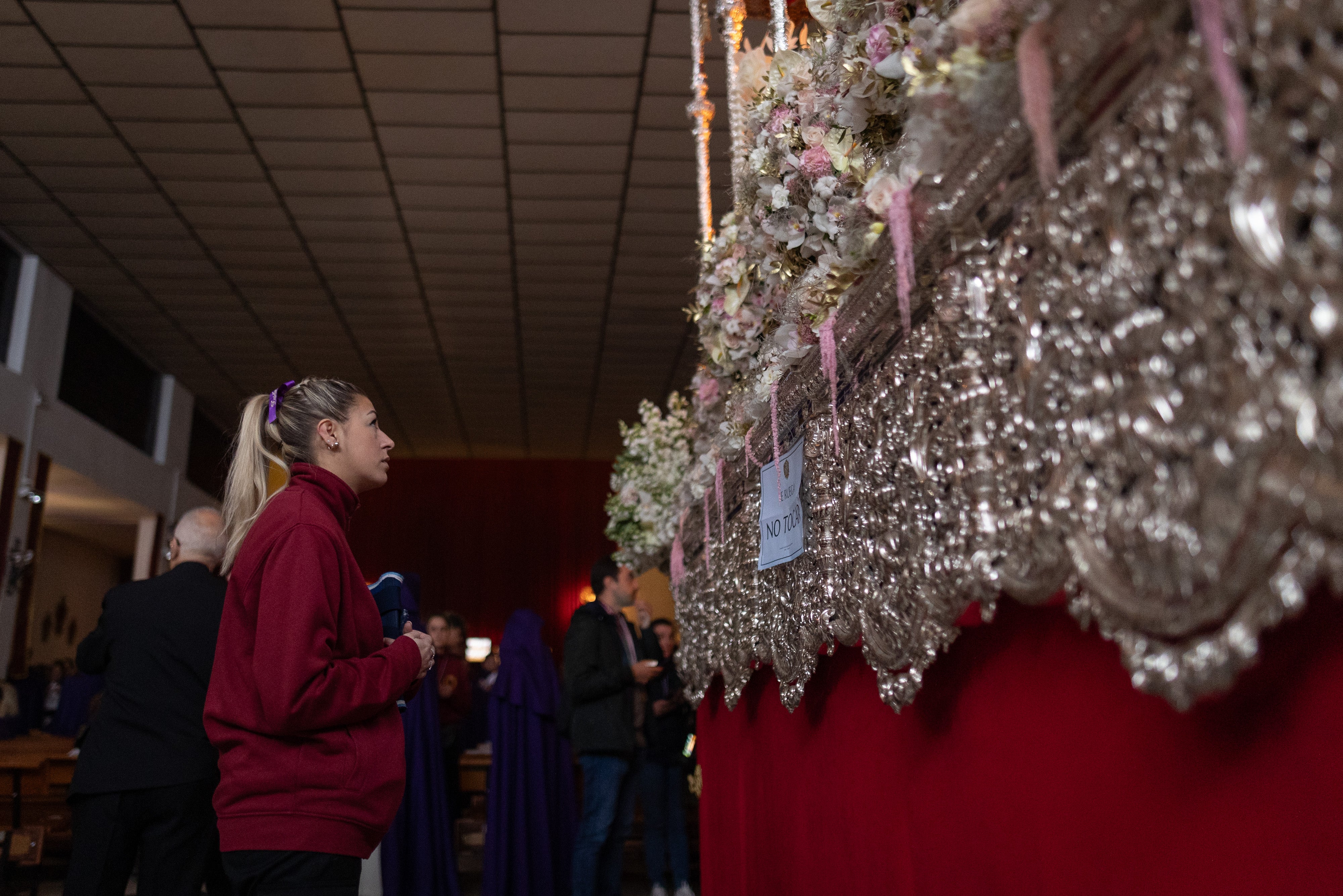 Las fotos de un Martes Santo huérfano en Granada con emoción y lágrimas