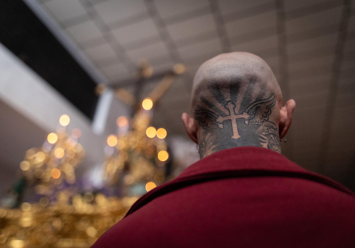 Las fotos de un Martes Santo huérfano en Granada con emoción y lágrimas