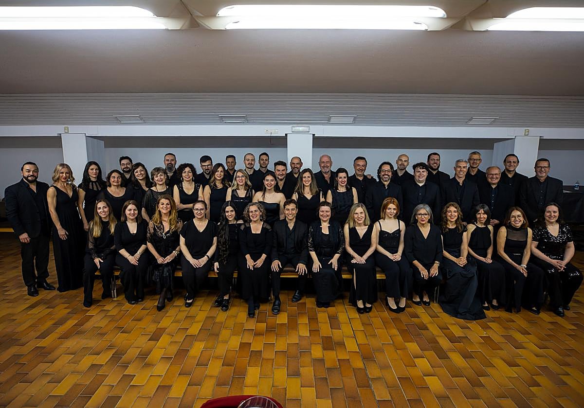 Foto de familia del Coro de la Orquesta Ciudad de Granada con su formación actual.