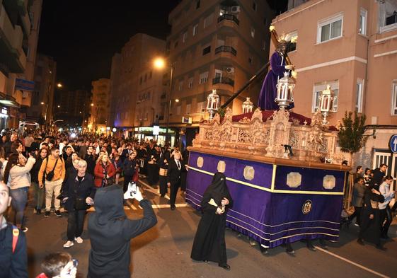 Jesús del Gran Poder camina por su barrio acompañado de centenares de vecinos devotos.