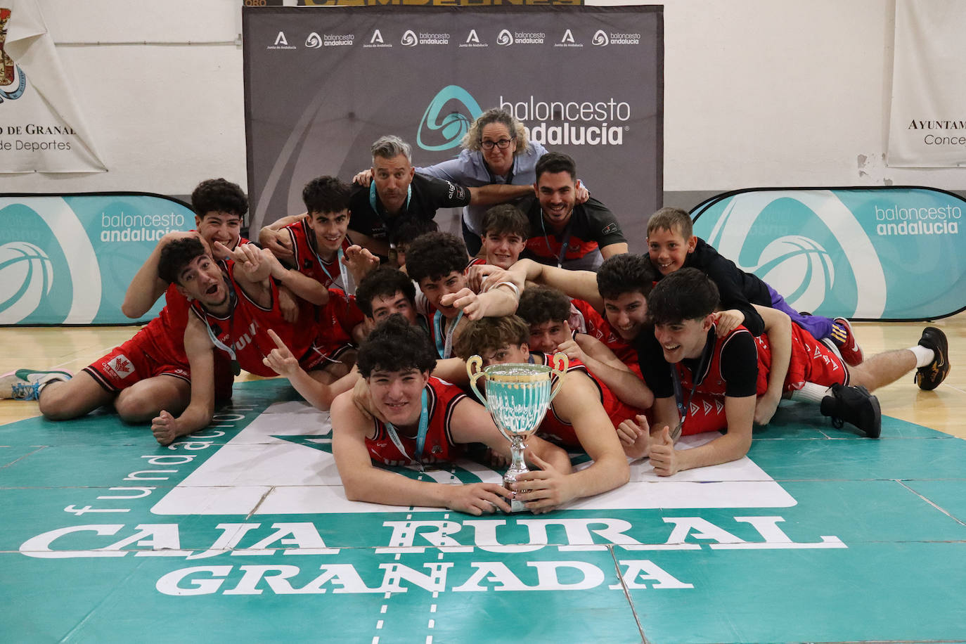 Los granadinos posan con la copa de campeones.