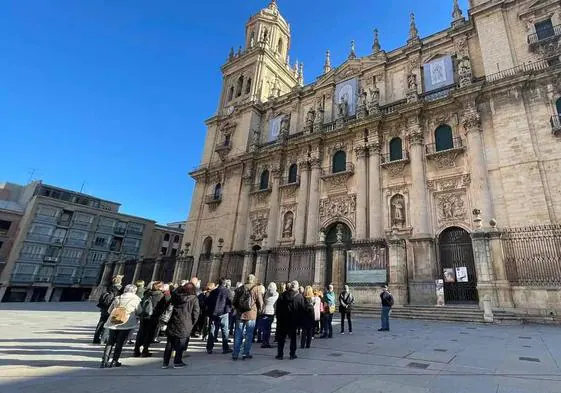 Un grupo de turistas escucha la explicación sobre la Catedral de Jaén.