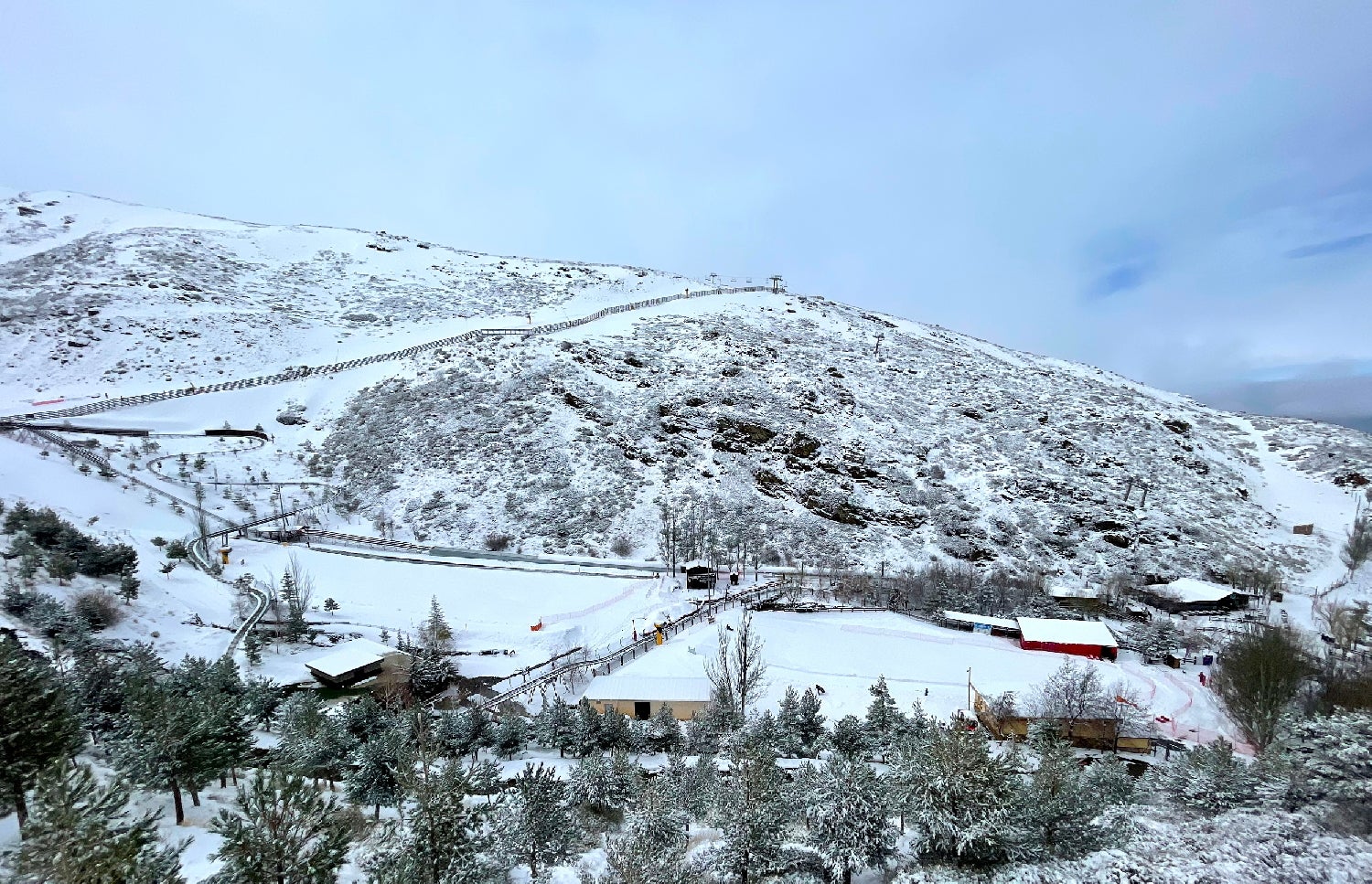 Sierra Nevada luce espectacular con los copos caídos en Martes Santo