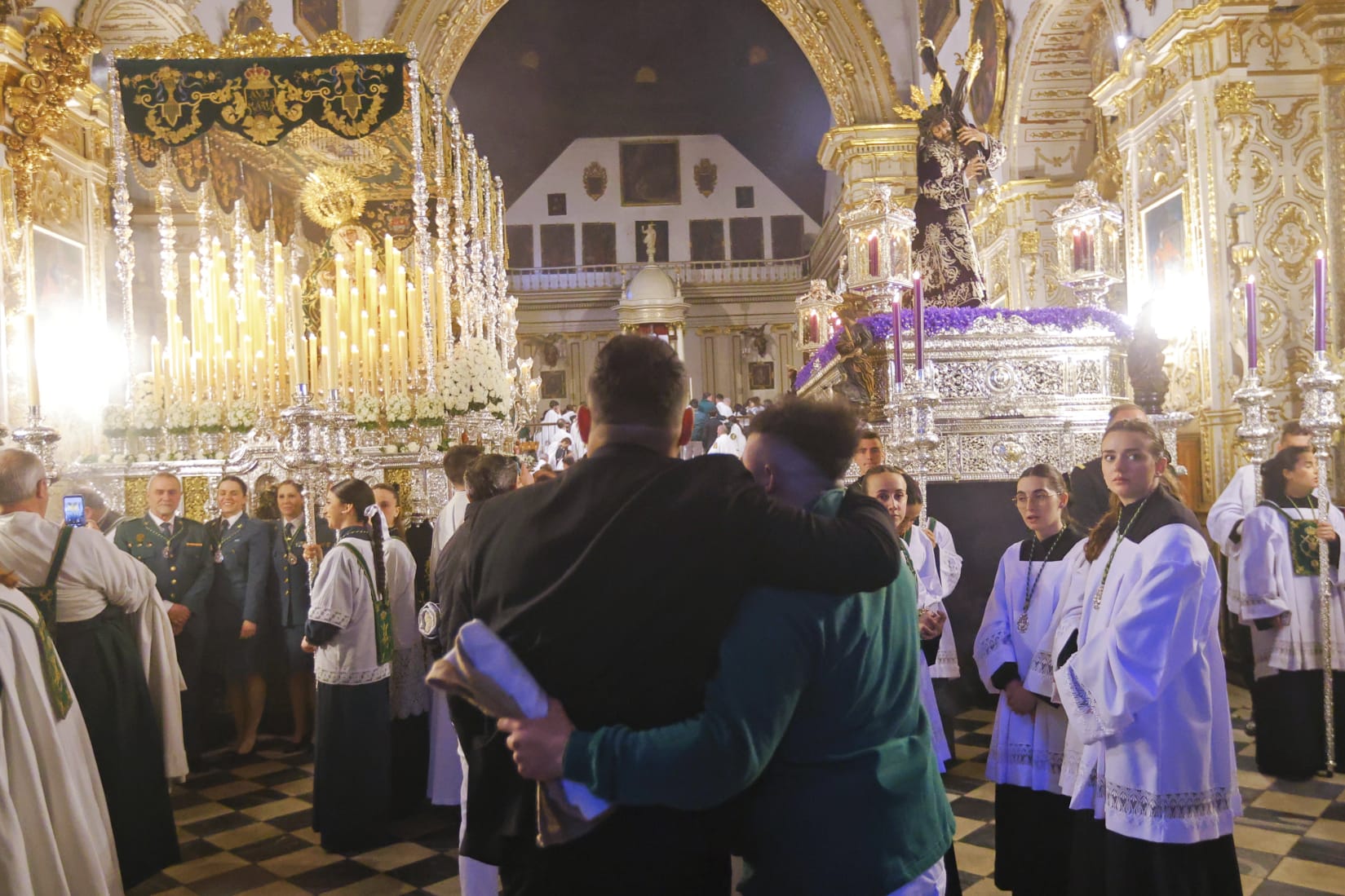 Las fotos de un Martes Santo huérfano en Granada con emoción y lágrimas