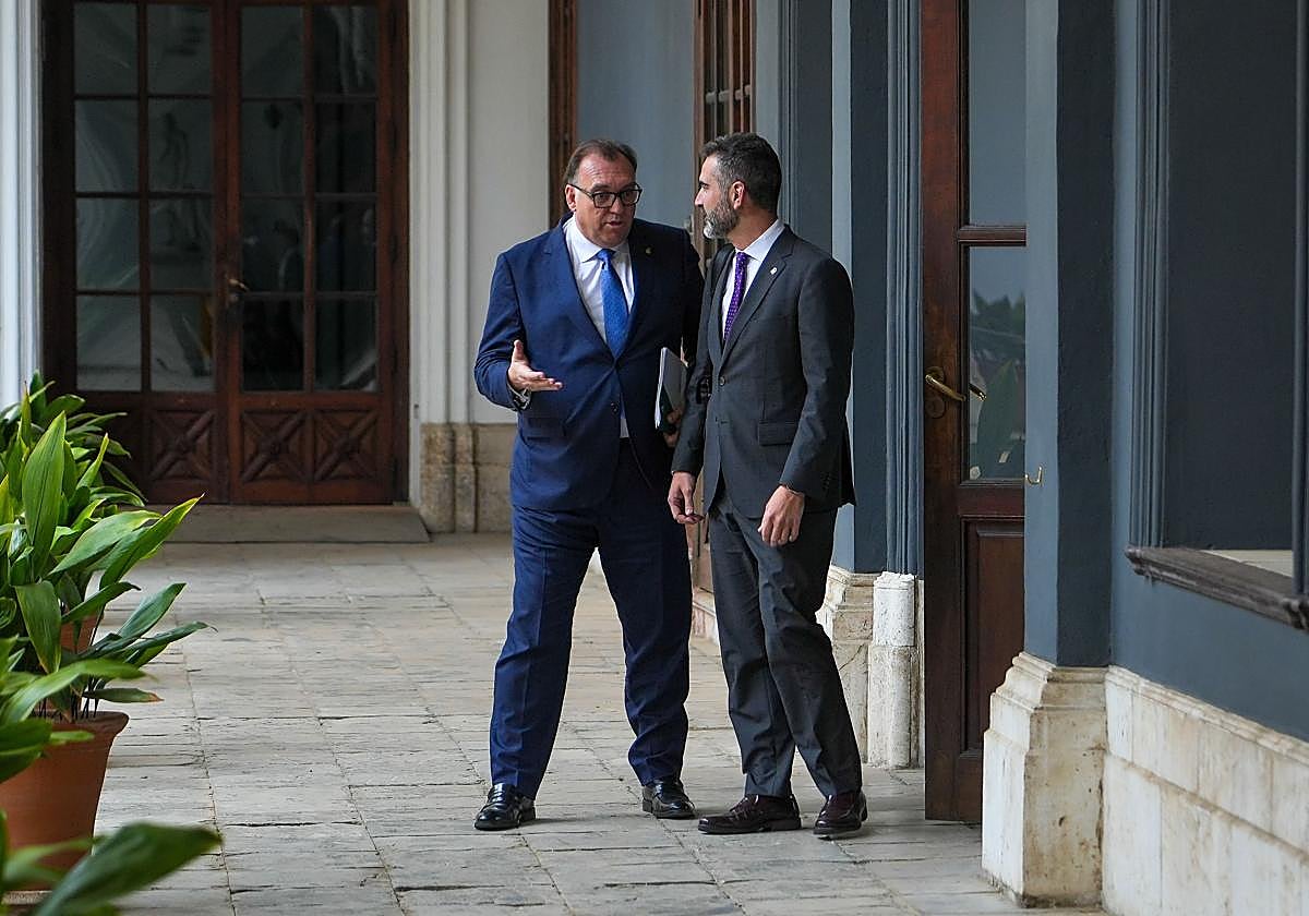 Los consejeros Arturo Bernal y Ramón Fernández-Pacheco, tras el Consejo de Gobierno.