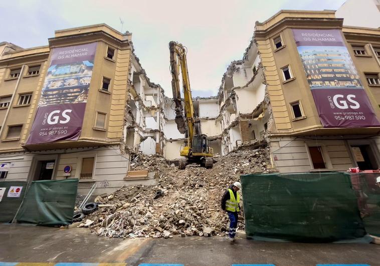 La demolición del viejo edificio de Manuel de Falla, en la esquina con Alhamar, está ya muy avanzada.