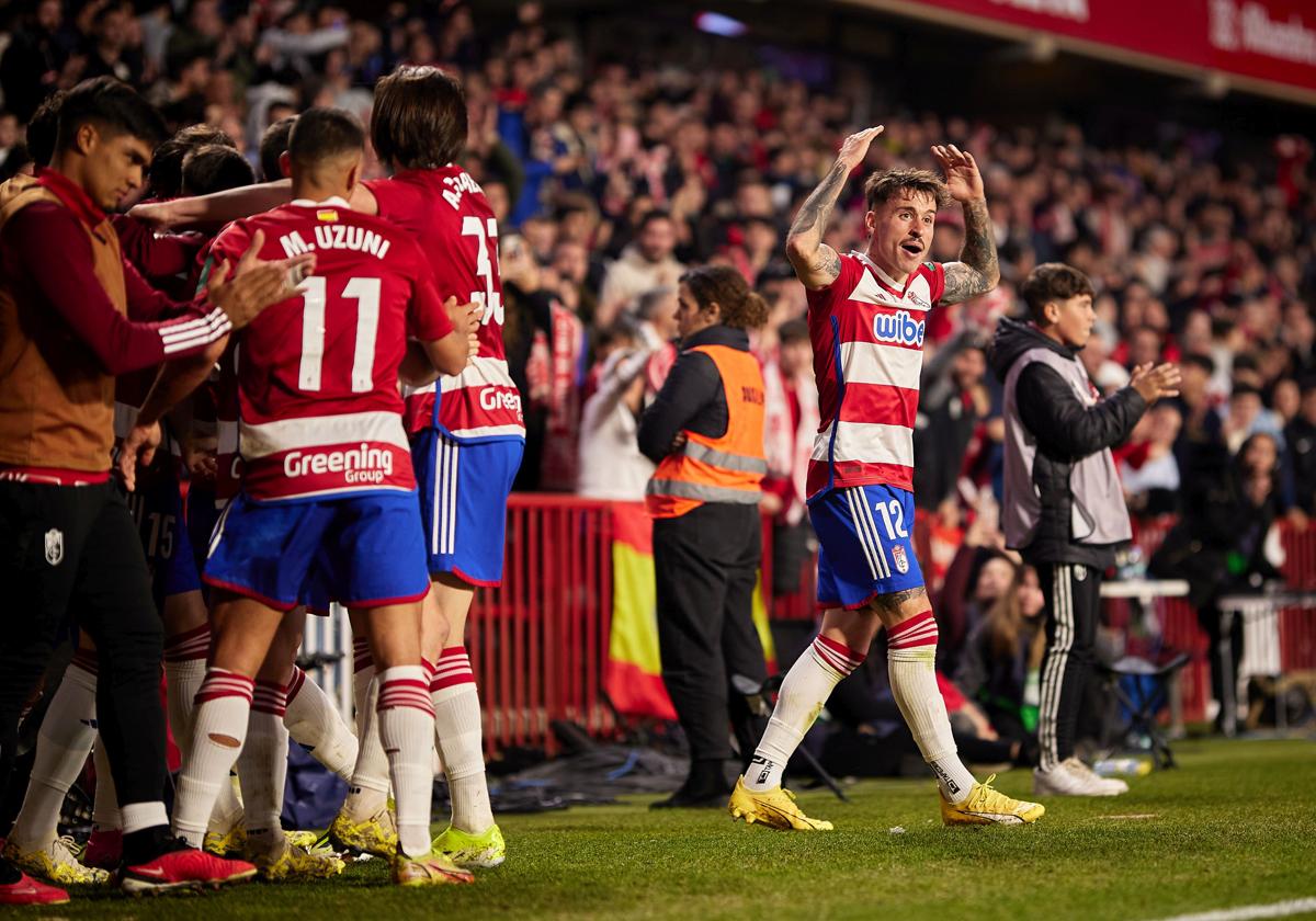 Ricard Sánchez incita a la afición en Los Cármenes durante la celebración del segundo gol del Granada al Cádiz en Los Cármenes, obra de Bryan Zaragoza.