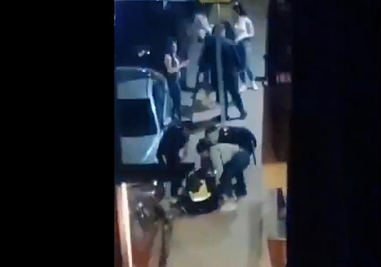 Una policía local, caída en el suelo durante la bronca.