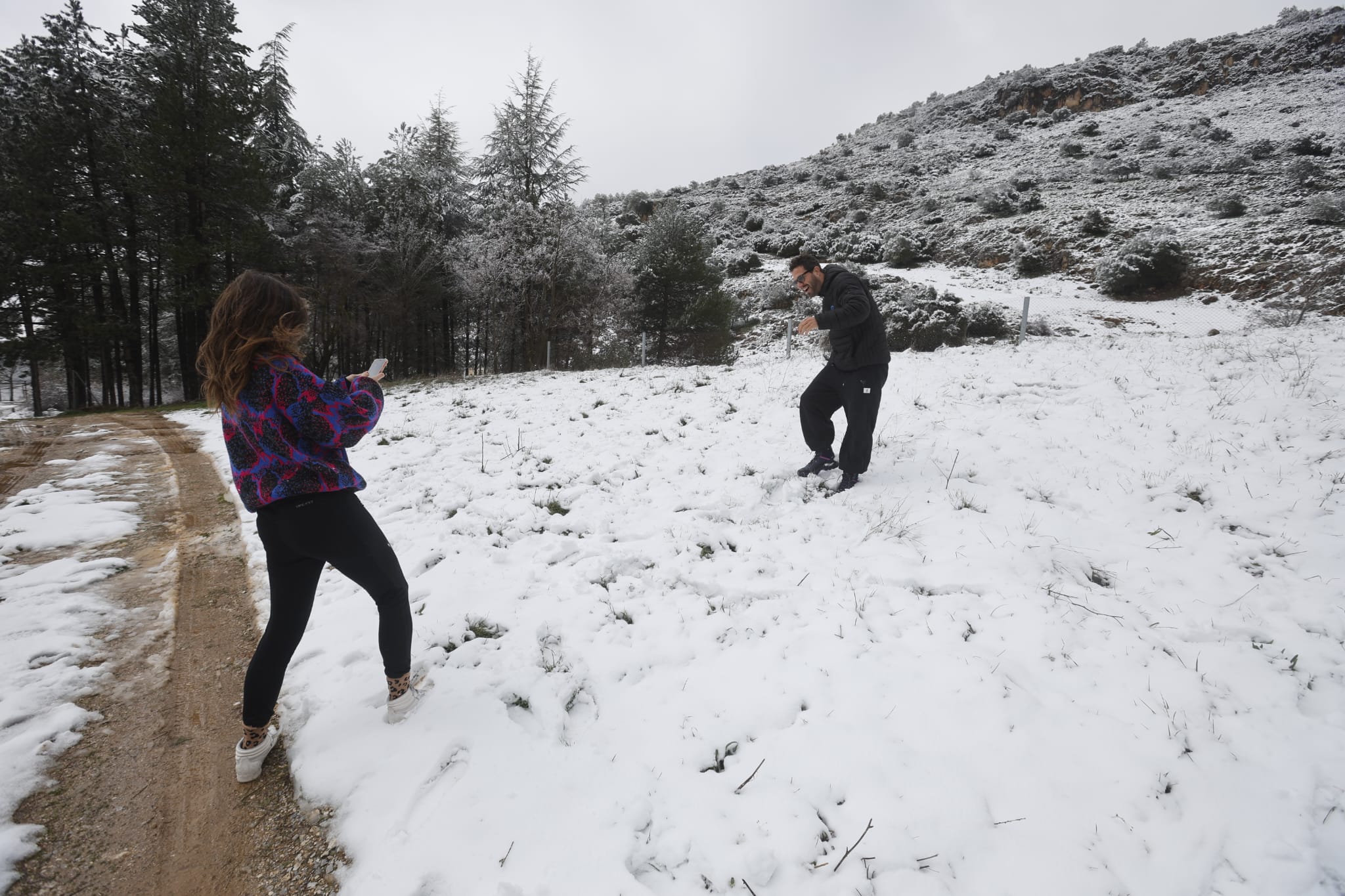 Los granadinos disfrutan de la nevada del Martes Santo en el Puerto de la Mora