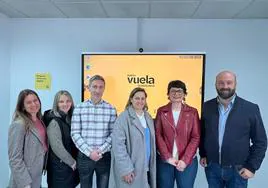 Inés Arco e Iván Cruz en la visita al Centro Guadalinfo de Pozo Alcón.