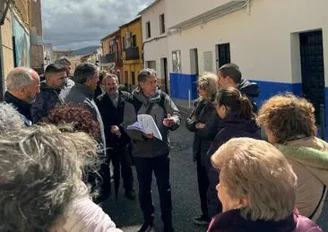 Reunión entre Antonio Losa y vecinos de El Almendral.