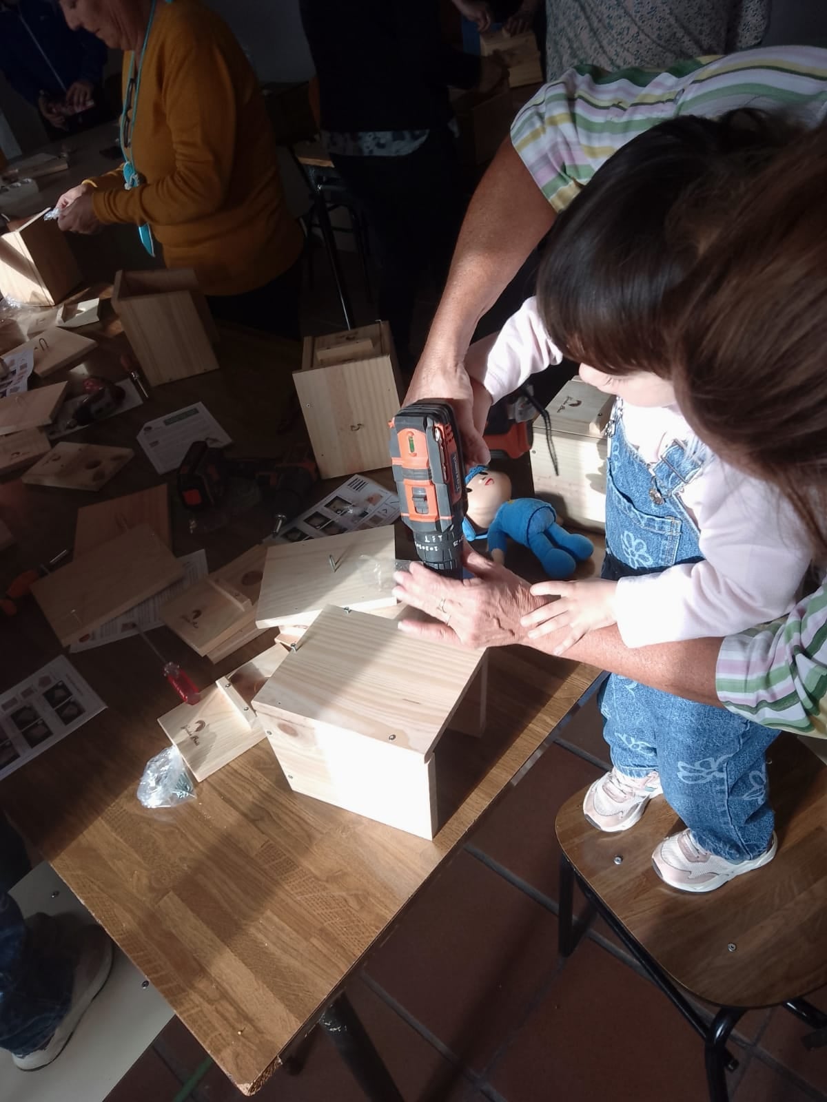 Losniños también colaboran en el montaje