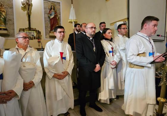 Momento del anuncio de la suspensión en el templo de Santa Isabel.