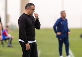 El entrenador del Recreativo Granada, Germán Crespo, durante el partido contra el Atlético de Madrid B.