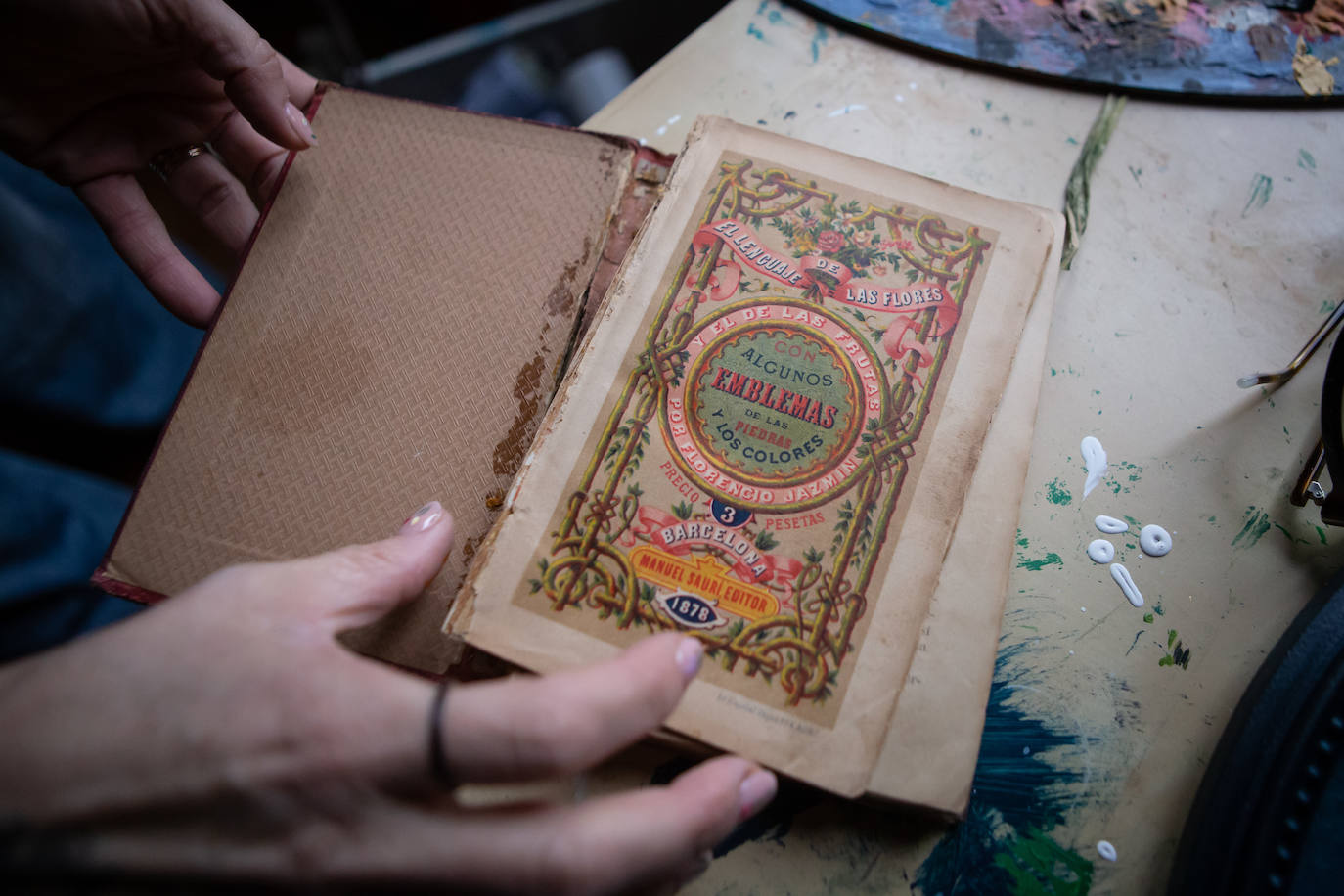 Imagen principal - lLibro sobre el lenguaje de las flores y las frutas. 