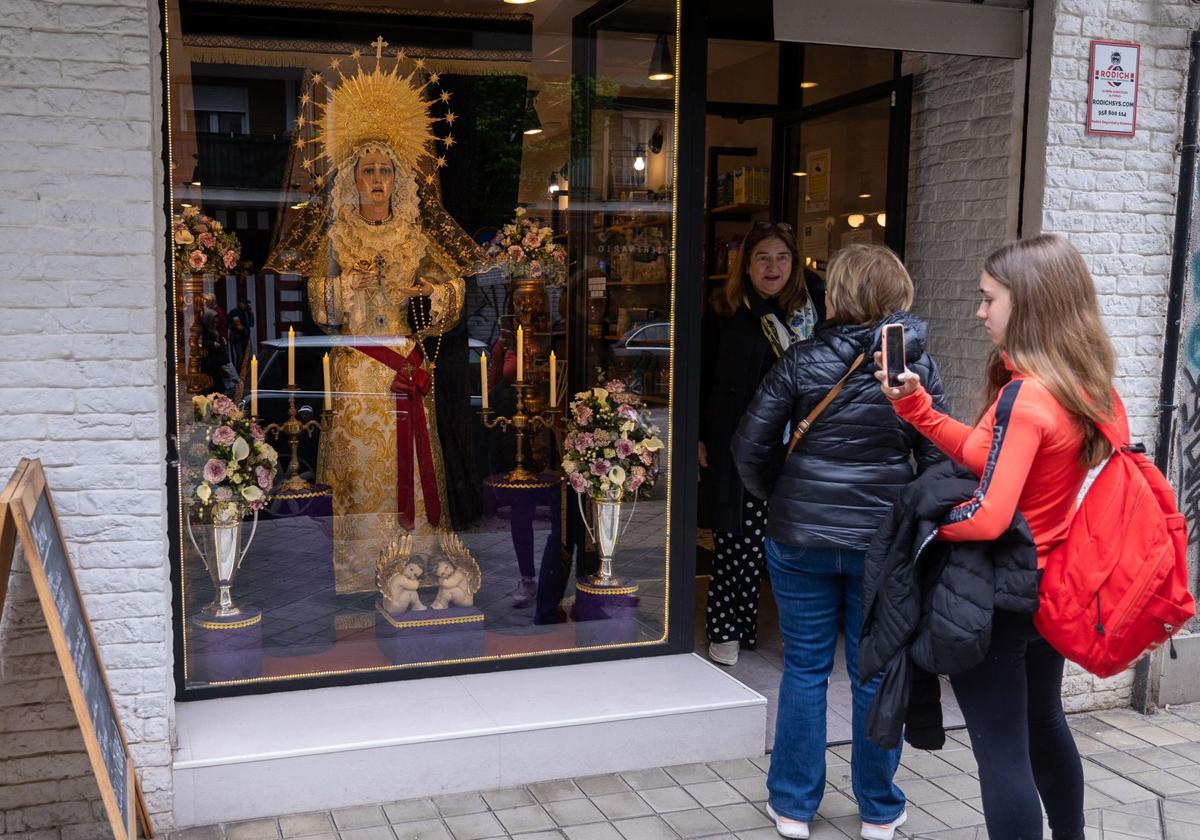 La carnicería de Granada que tiene una virgen a tamaño real en el escaparate