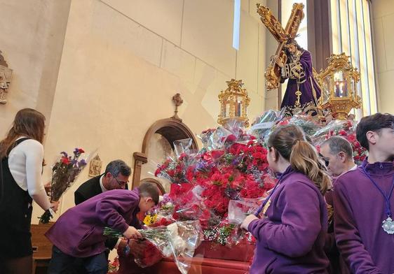 Ofrenda floral en el Camarín.