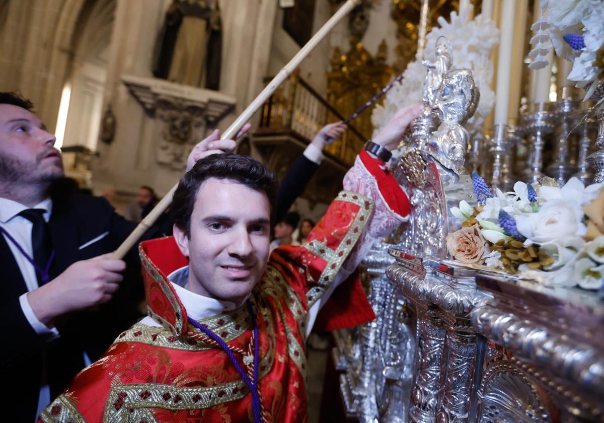 Antonio Rojas, vocal de Juventud, enroscó la Inmaculada al paso de palio del Rosario.