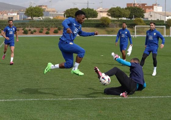 Largie Ramazani durante un entrenamiento de la UD Almería