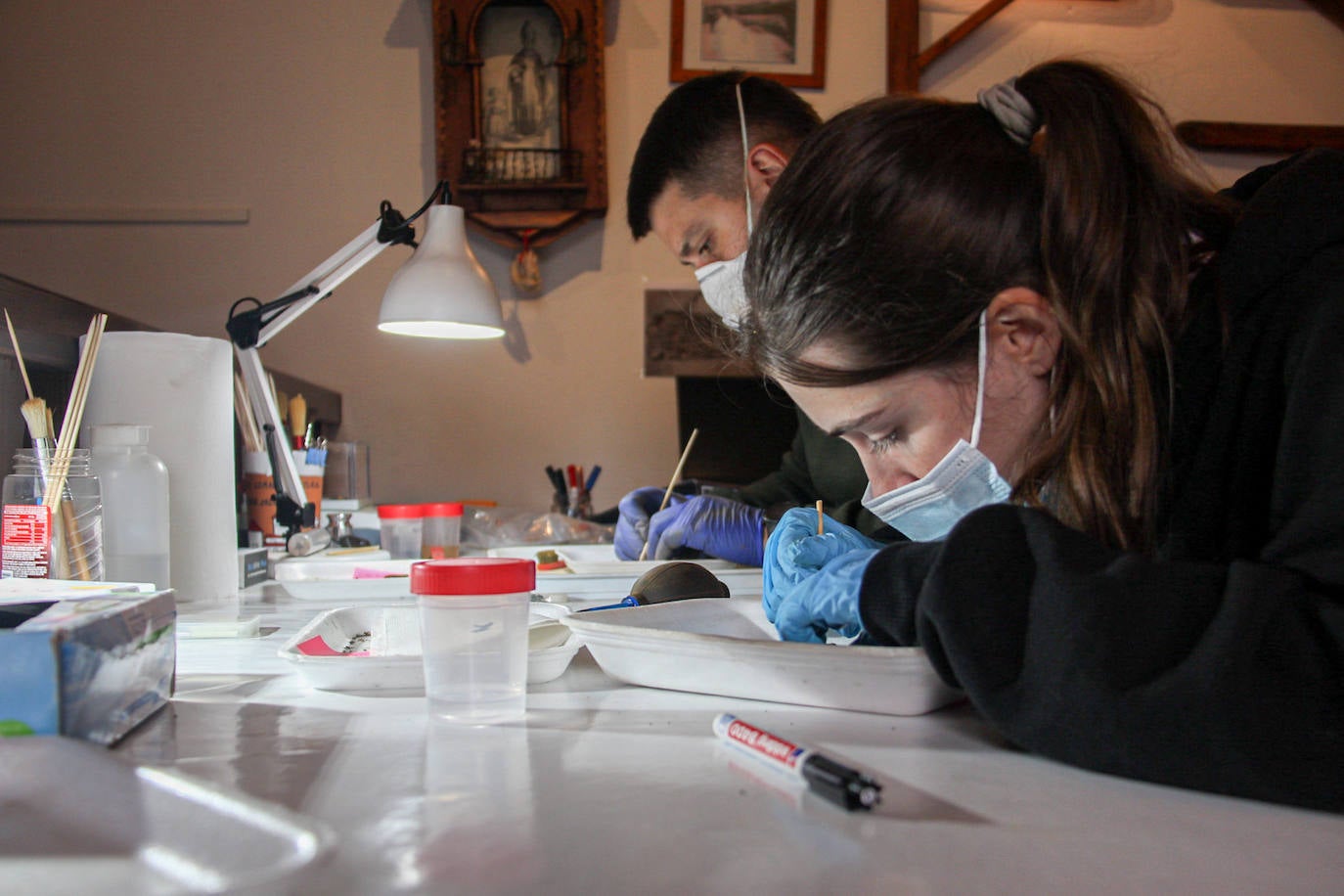 Expertos trabajando en la toma de muestras de los restos de la fosa 16.