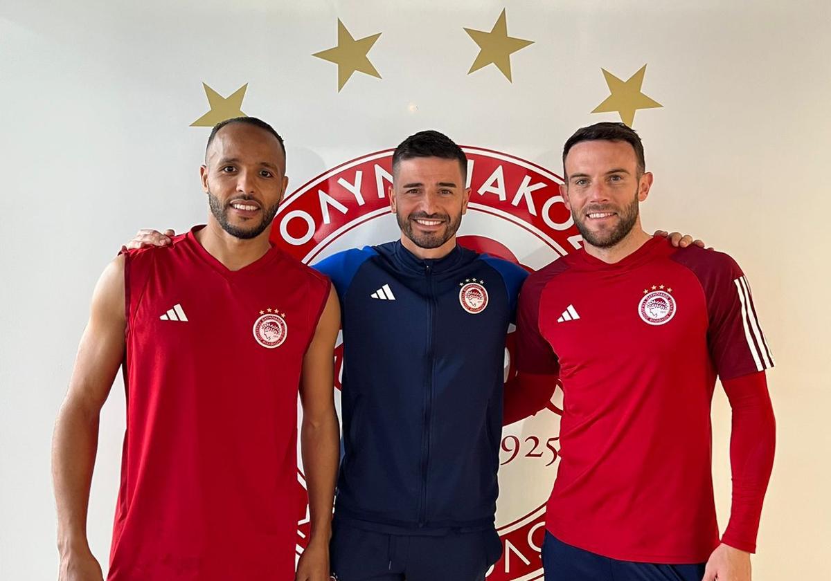 Youssef El Arabi, Fran Rico y Quini posan juntos para IDEAL en Grecia.