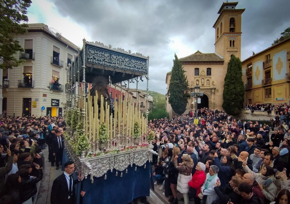 María Santísima de la Concepción a su paso por Plaza Nueva.