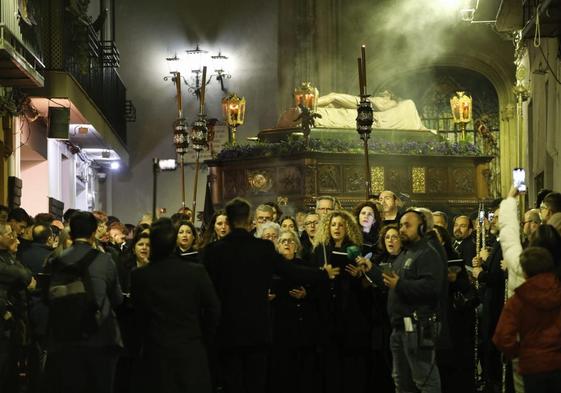 Imagen del Cristo Yacente, a su paso por Reja de la Capilla, este Viernes Santo de 2024.