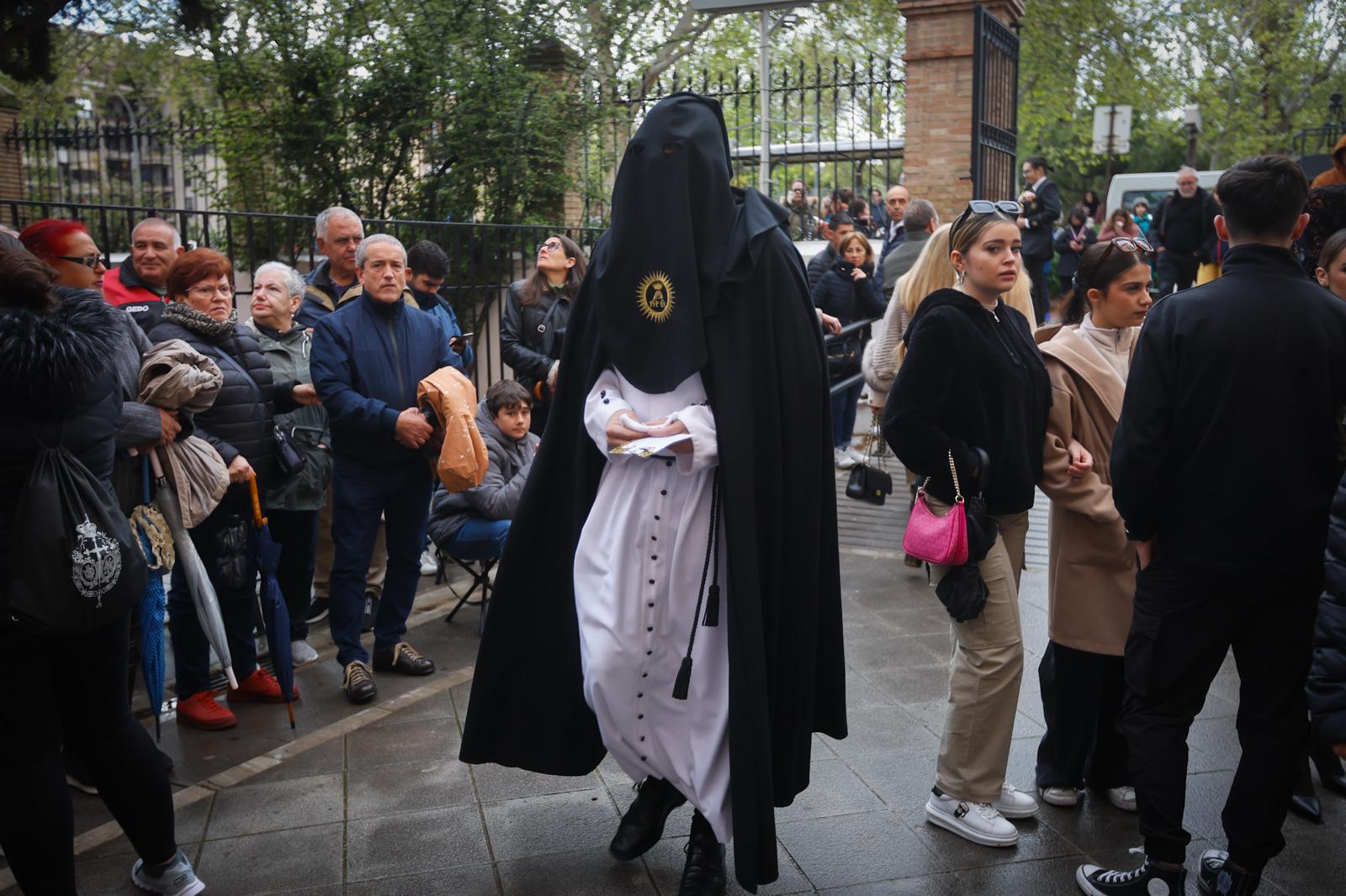 Las imágenes de un Viernes Santo de emoción en Granada