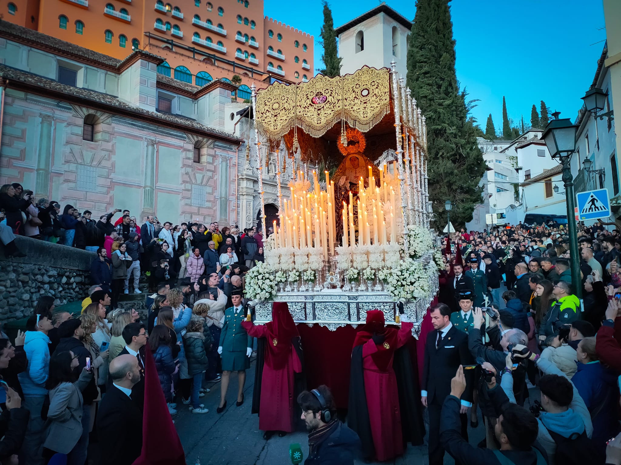 Las imágenes de un Viernes Santo de emoción en Granada