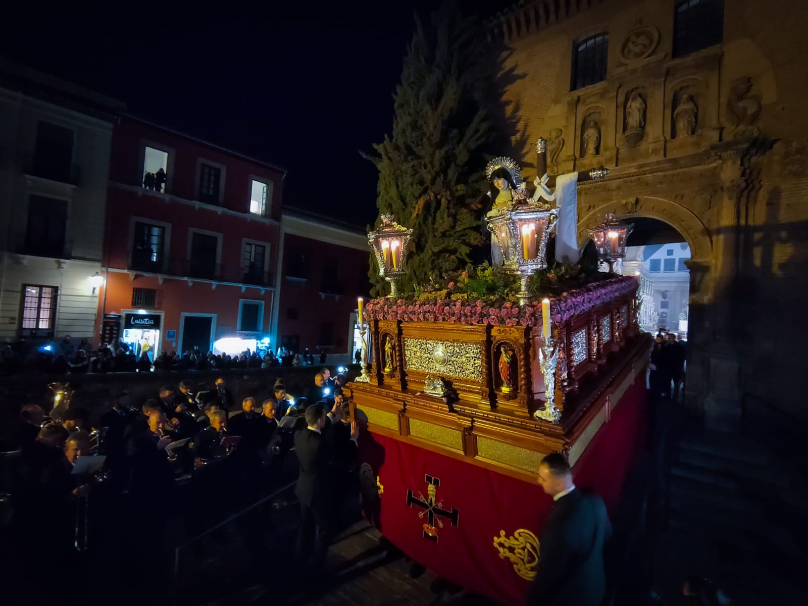 Las imágenes de un Viernes Santo de emoción en Granada