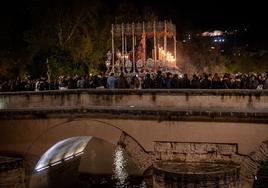 La imagen del Viernes Santo sobre el río Genil.