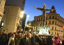 La 'madrugá almeriense' cita a miles de personas a rezar el via crucis con La Escucha