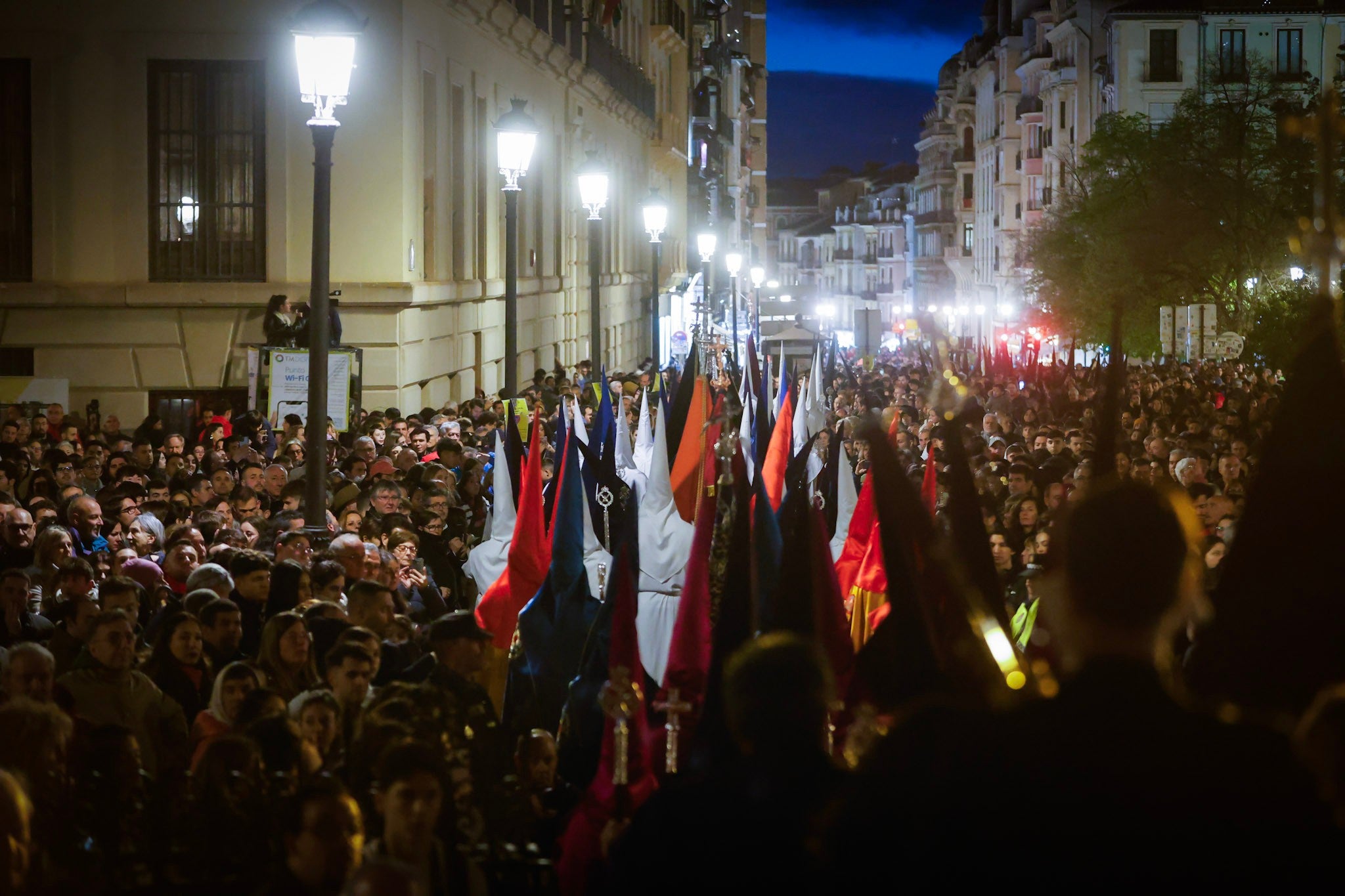 Las imágenes de un Viernes Santo de emoción en Granada