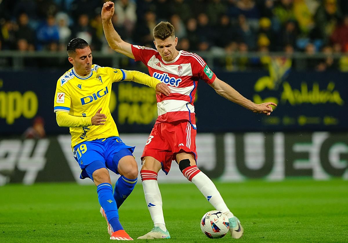 Gerard Gumbau golpea el balón en el Nuevo Mirandilla.