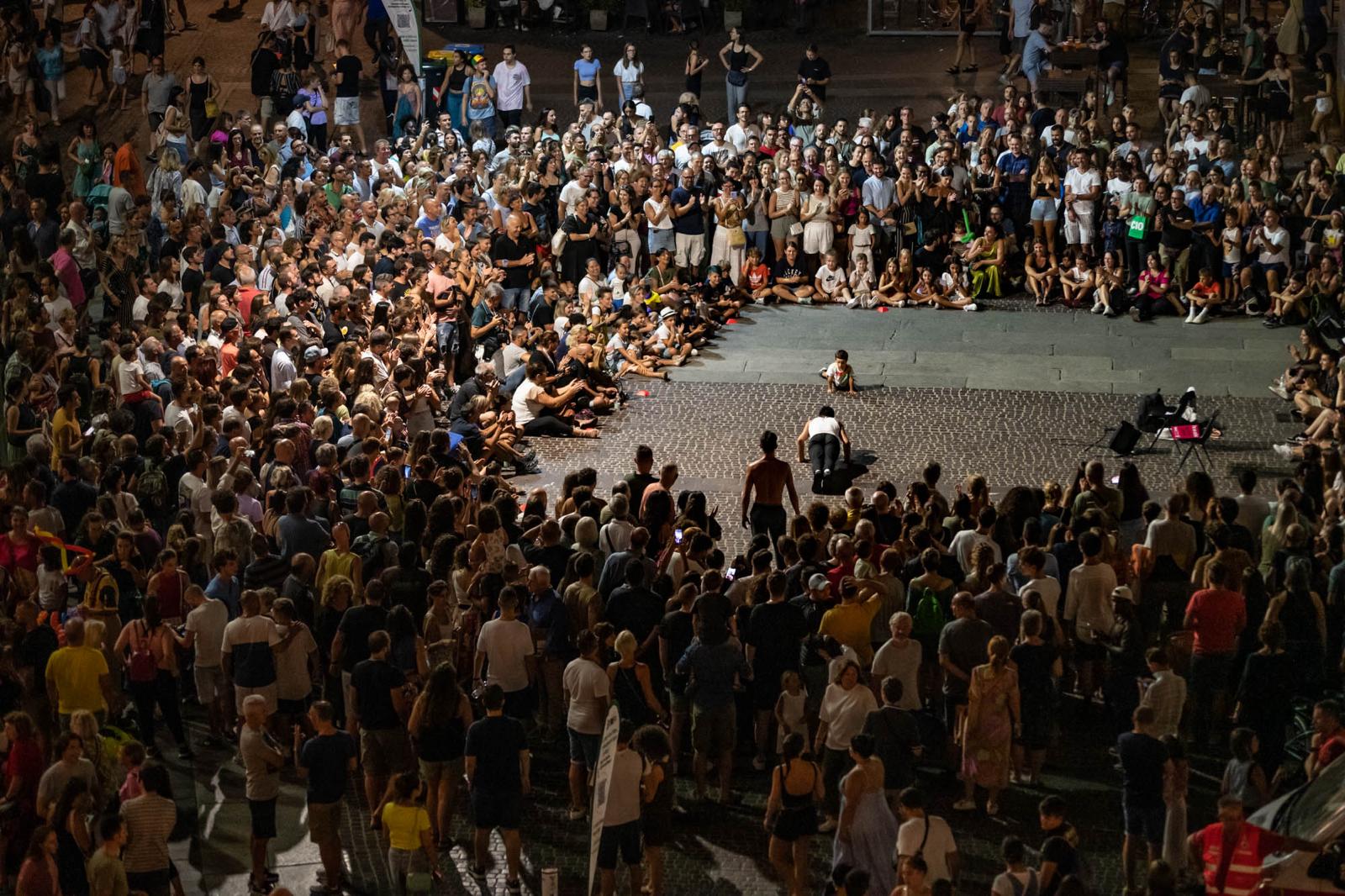 La plaza italiana, a rebosar, durante una de las actuaciones de Jesús Soria, antes del momento final.