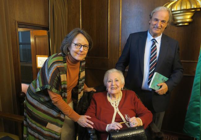 La directora de la Fundación Falla, Elena García deParedes, con María Julieta Vega y Blas Gil.